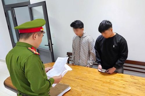 Đánh người, cướp tài sản vì cho rằng mình bị 'nhìn đểu'