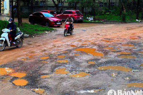 Tuyến đường chi chít ổ gà giữa TP Vinh