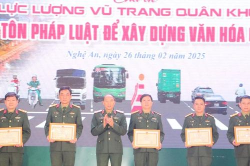 Lực lượng vũ trang Quân khu 4 'Thượng tôn pháp luật để xây dựng văn hóa giao thông'