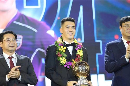 Tiền đạo Nguyễn Tiến Linh giành Quả bóng vàng Việt Nam 2024