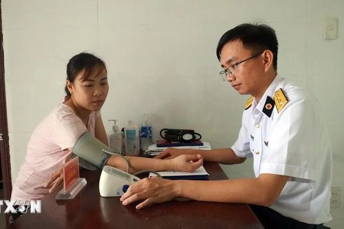 Những thầy thuốc chăm sóc sức khỏe cho chiến sỹ, nhân dân ở huyện đảo Trường Sa