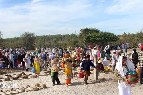 Lễ tảo mộ Tết cổ truyền Ramưwan của người Chăm ở Bình Thuận