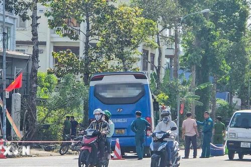 Xe buýt chở 34 học sinh va chạm với xe máy làm 3 người bị thương