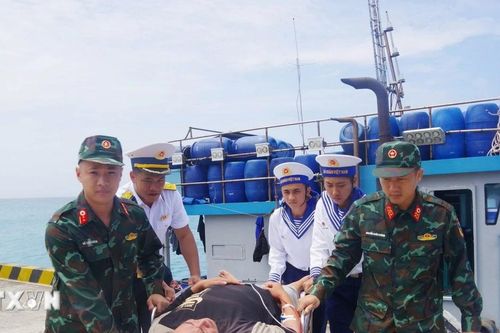 Khánh Hòa: Đảo Trường Sa cấp cứu một thuyền trưởng tàu cá ngư dân bị đột quỵ não