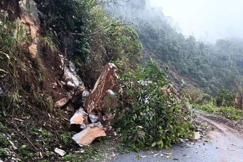 Hà Giang: Đá lở vào người đi đường, mẹ thương nặng, con trai tử vong
