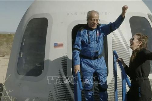 Blue Origin hoàn thành chuyến bay thứ 10 đưa hành khách vào vũ trụ