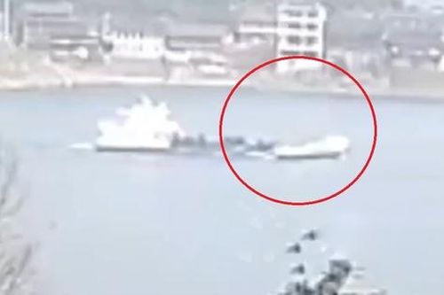 Tàu chở khách va chạm với tàu chở dầu, 2 người tử vong