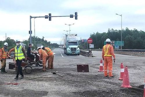 'Đoạn đường đau khổ' nút giao Quốc lộ 14B với cao tốc Đà Nẵng – Quảng Ngãi đang được sửa chữa