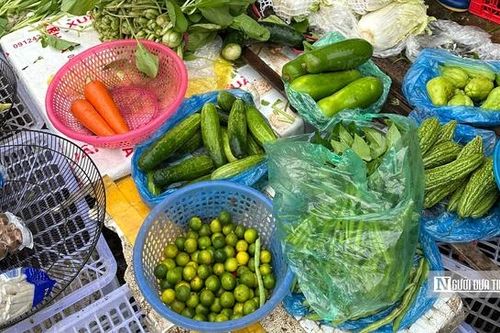 Hà Nội mưa rét kéo dài, rau thịt 'rủ nhau' tăng giá