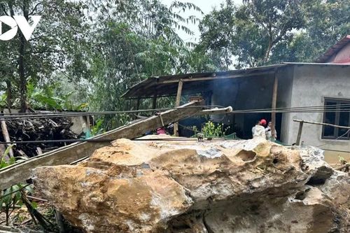 Khối đá hàng chục tấn đè bẹp nhà dân trong đêm