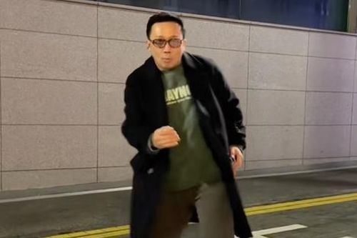 Clip Trấn Thành có hành động kỳ lạ giữa đường phố gây sốt