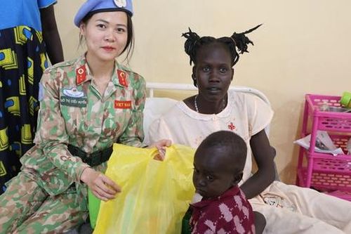 Bác sĩ 'Mũ nồi xanh' tặng quà cho bệnh nhân ở Nam Sudan
