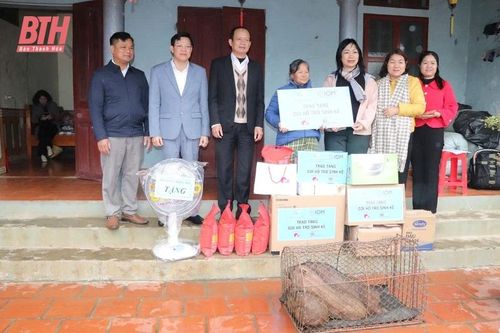 Tặng quà, động viên nạn nhân bị mua bán trở về hòa nhập cộng đồng