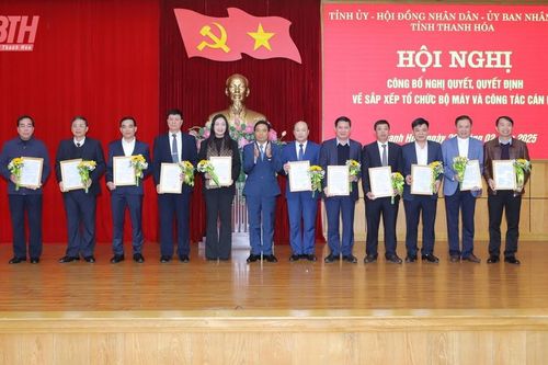 Công bố nghị quyết, quyết định về sắp xếp tổ chức bộ máy và công tác cán bộ