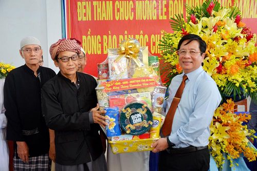 Chủ tịch UBND tỉnh An Giang Hồ Văn Mừng thăm và chúc mừng tháng Ramadan của đồng bào dân tộc thiểu số Chăm tỉnh An Giang năm 2025