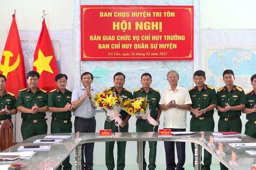 Bàn giao chức vụ Chỉ huy trưởng Ban Chỉ huy Quân sự huyện Tri Tôn