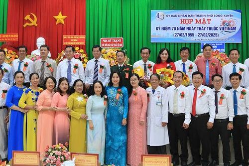 TP. Long Xuyên khen thưởng nhiều tập thể, cá nhân đóng góp tích cực cho ngành y tế