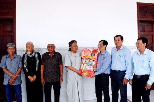 Lãnh đạo UBMTTQVN tỉnh An Giang thăm và chúc mừng Tháng Ramadan