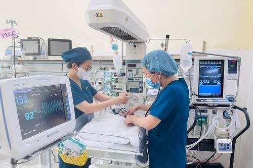 Xây dựng đội ngũ cán bộ, nhân viên y tế giỏi chuyên môn, giàu y đức
