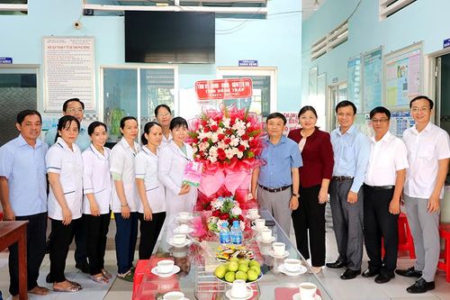 Phó Bí thư Thường trực Tỉnh ủy thăm, chúc mừng tập thể, cá nhân nhân Ngày Thầy thuốc Việt Nam
