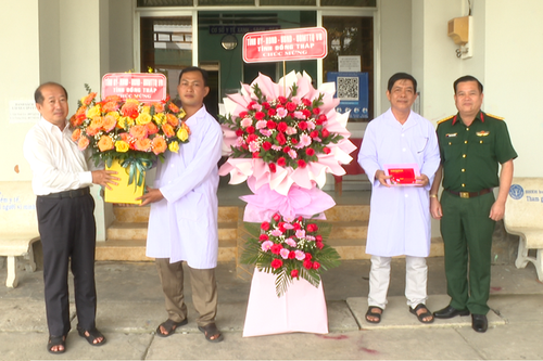 Thăm, chúc mừng Trạm Y tế xã Tân Phú nhân Ngày Thầy thuốc Việt Nam