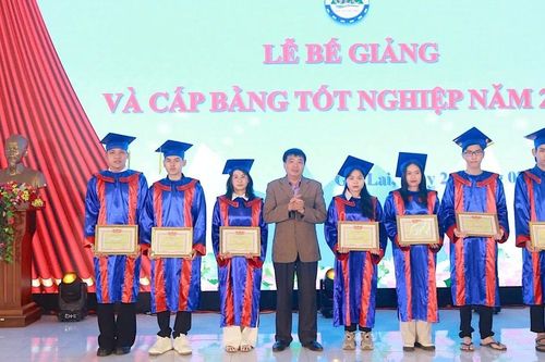Trao bằng tốt nghiệp trung cấp và cao đẳng chính quy cho 120 học sinh, sinh viên