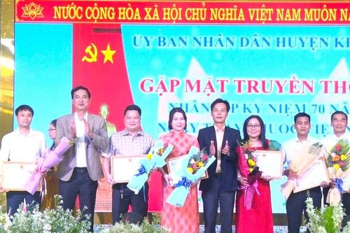 Kbang: Khen thưởng 35 tập thể, cá nhân có thành tích xuất sắc trong ngành y tế