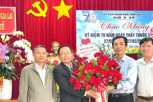 Lãnh đạo Báo Gia Lai thăm, chúc mừng ngành Y tế nhân Ngày Thầy thuốc Việt Nam