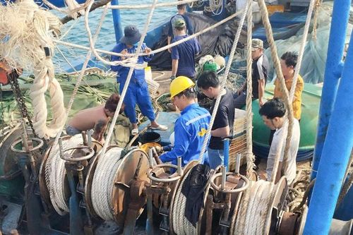 Trung tâm Dịch vụ hậu cần - kỹ thuật đảo Trường Sa: Khắc phục sự cố cho tàu cá của ngư dân tỉnh Thanh Hóa