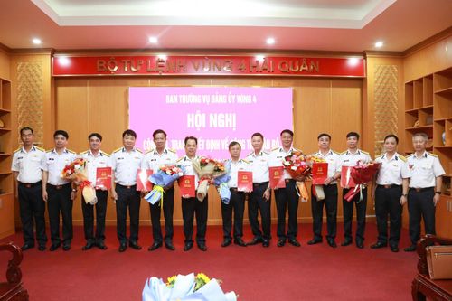 Vùng 4 Hải quân công bố, trao quyết định về công tác cán bộ