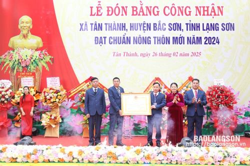 Xã Tân Thành, huyện Bắc Sơn đón bằng công nhận đạt chuẩn nông thôn mới