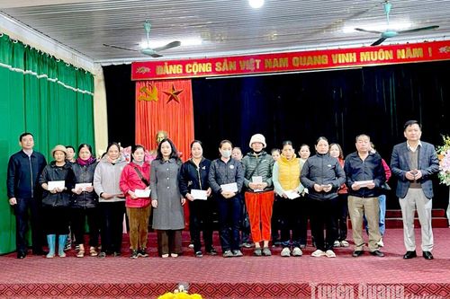 Lãnh đạo huyện Yên Sơn thăm hỏi, động viên và trao hỗ trợ các hộ kinh doanh bị ảnh hưởng trong vụ cháy chợ Trung Môn