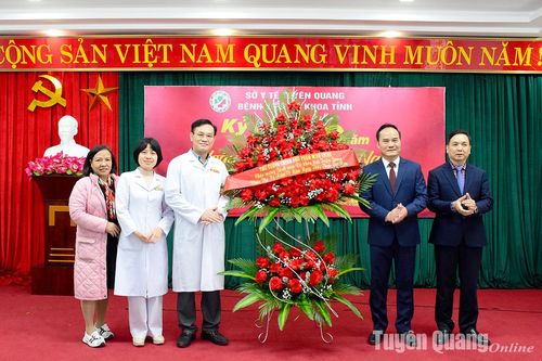 Phó Chủ tịch UBND tỉnh Hoàng Việt Phương chúc mừng Bệnh viện Đa khoa tỉnh nhân Ngày Thầy thuốc Việt Nam
