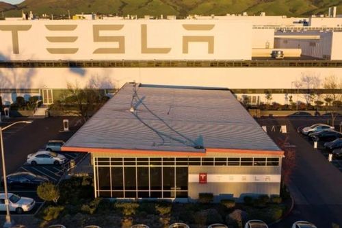 Giá trị vốn hóa của Tesla lần đầu xuống dưới 1.000 tỷ USD