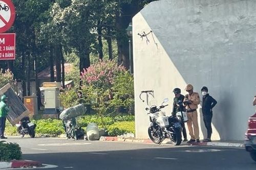 Cần xử lý nghiêm xe mô tô chở hàng cồng kềnh