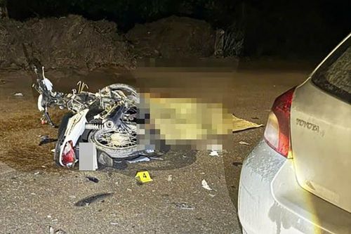 Xe máy 'kẹp 3' lấn làn tông vào ô tô, 3 người tử vong
