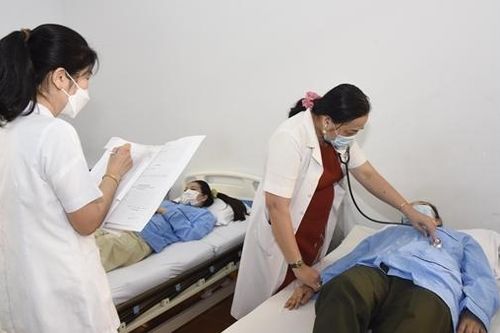 Tận tâm chăm sóc sức khỏe cán bộ, chiến sĩ và nhân dân