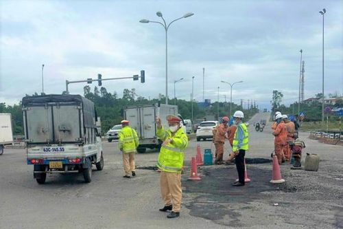 Khẩn trương khắc phục hư hỏng mặt đường nút giao QL14 với cao tốc Đà Nẵng – Quảng Ngãi