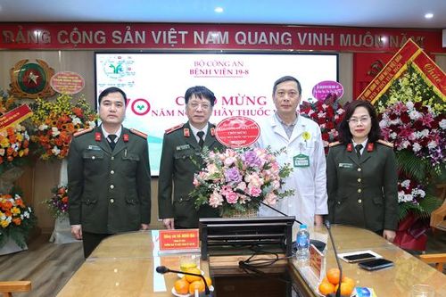 Báo CAND thăm, chúc mừng tập thể lãnh đạo, y, bác sĩ Bệnh viện 19-8 nhân ngày Thầy thuốc Việt Nam