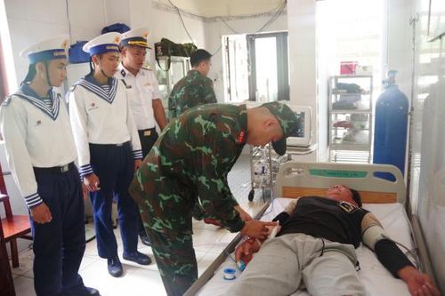Cấp cứu thuyền trưởng tàu cá bị đột quỵ não khi đang hành nghề ở Trường Sa