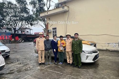 CSGT kịp thời hỗ trợ bé gái đạp xe lên cao tốc