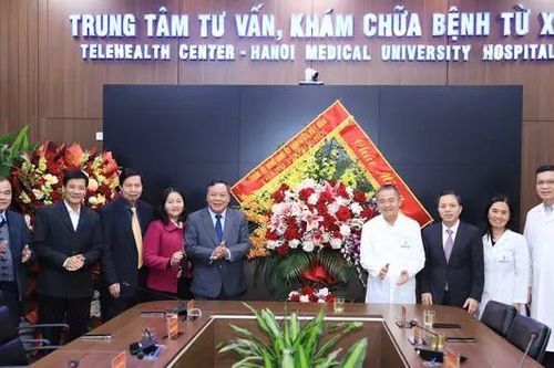 Lãnh đạo TP Hà Nội chúc mừng Bệnh viện Đại học Y