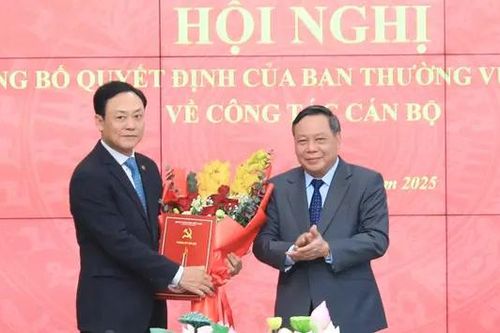 Ban Thường vụ Thành ủy trao quyết định về công tác cán bộ