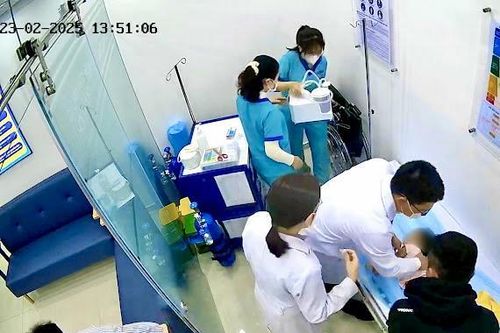 Bé 15 tháng đột ngột sốt cao co giật được trung tâm tiêm chủng cấp cứu kịp thời
