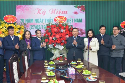 Phó Bí thư Thường trực Tỉnh ủy, Chủ tịch HĐND tỉnh Triệu Đình Lê chúc mừng ngành Y tế nhân ngày Thầy thuốc Việt Nam