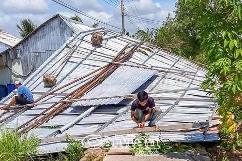 Gió giật mạnh làm tốc mái, sập nhà