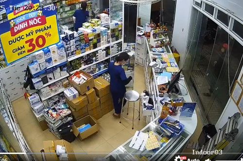 Hé lộ nguồn cơn nữ nhân viên bán thuốc bị khách hành hung, đánh tới tấp