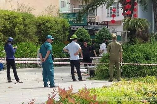 Người đàn ông chết trước nhà vệ sinh công cộng ở công viên