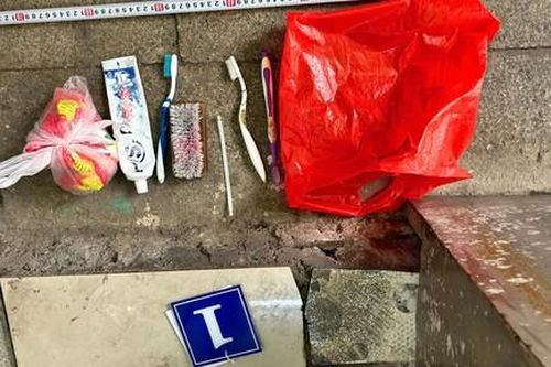 Tìm thân nhân người đàn ông tử vong trong nhà vệ sinh của quán nước ở quận Tân Phú