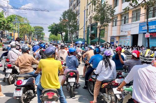 Tự chặn xe điều phối giao thông trước cổng trường có bị phạt?